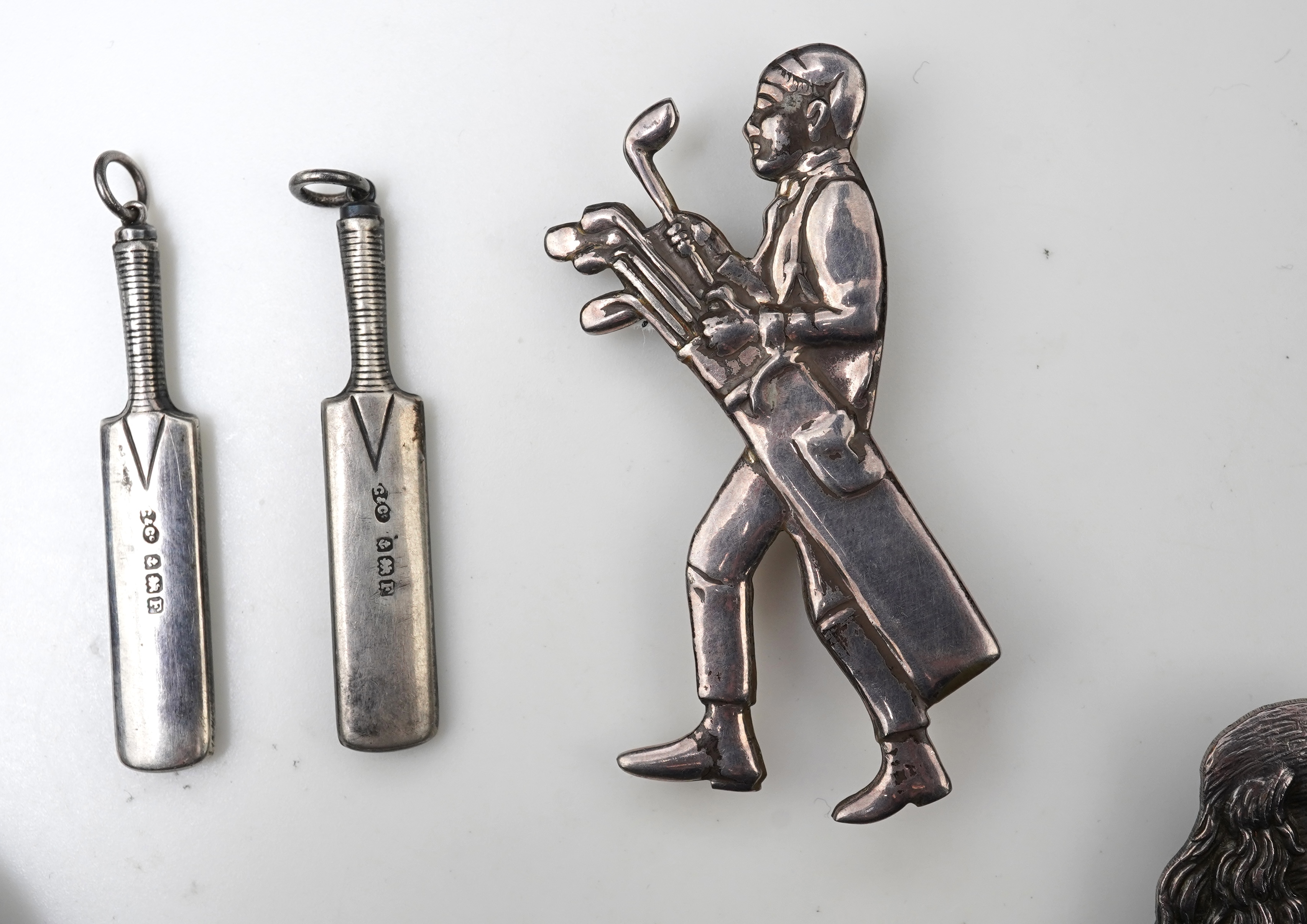 A collection of novelty jewels